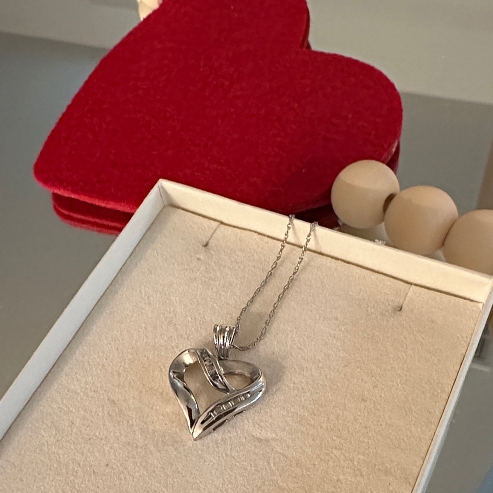 Chic Silver and diamond  Heart Necklace